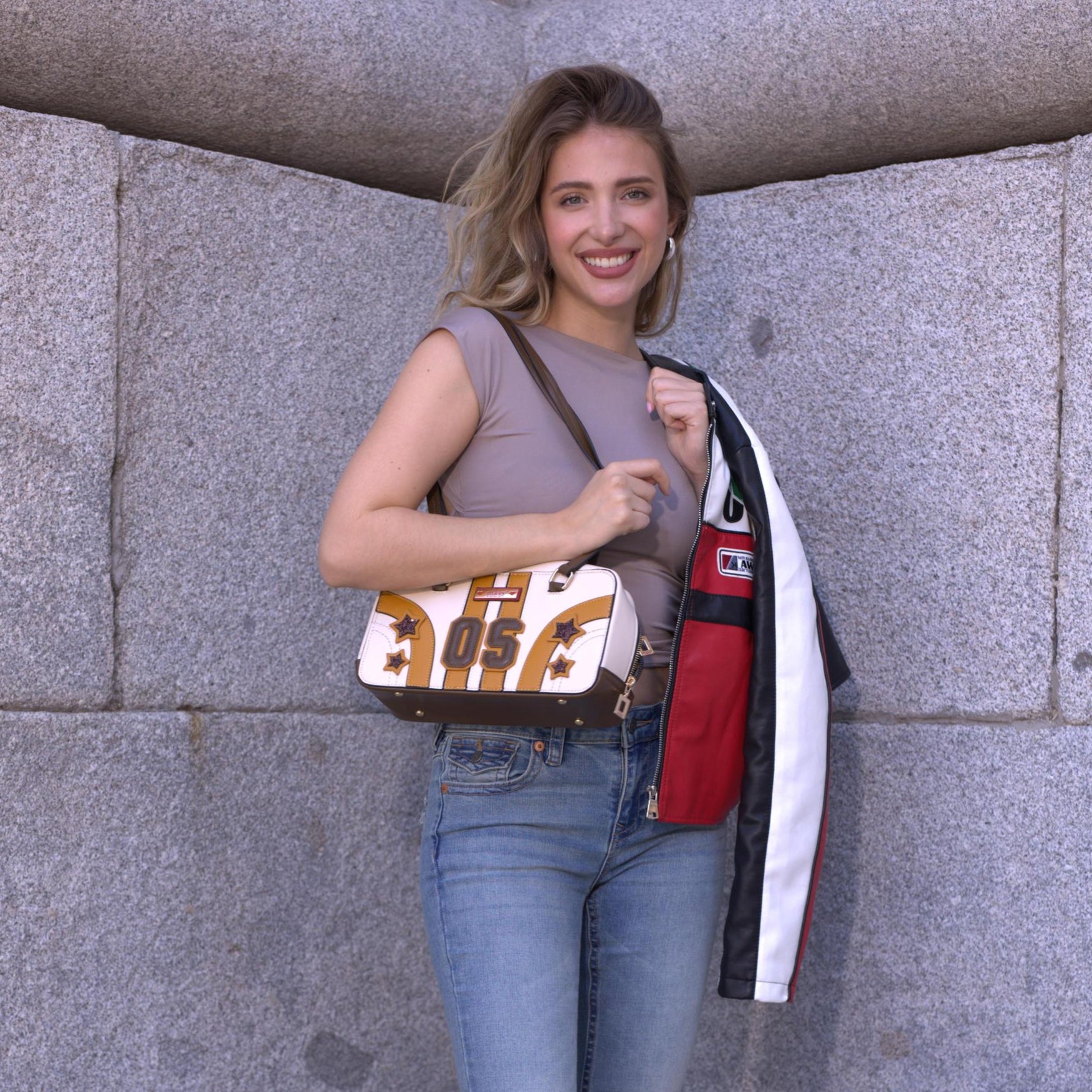 BOLSO DE HOMBRO VARSITY (BEIGE)