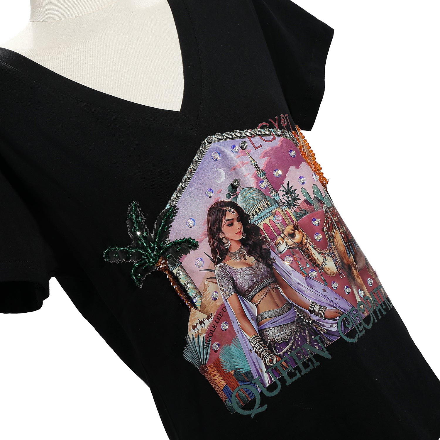 T-SHIRT ALLA MODA CON SCOLLO A V (<tc>QUEEN CLEOPATRA</tc> NERO)