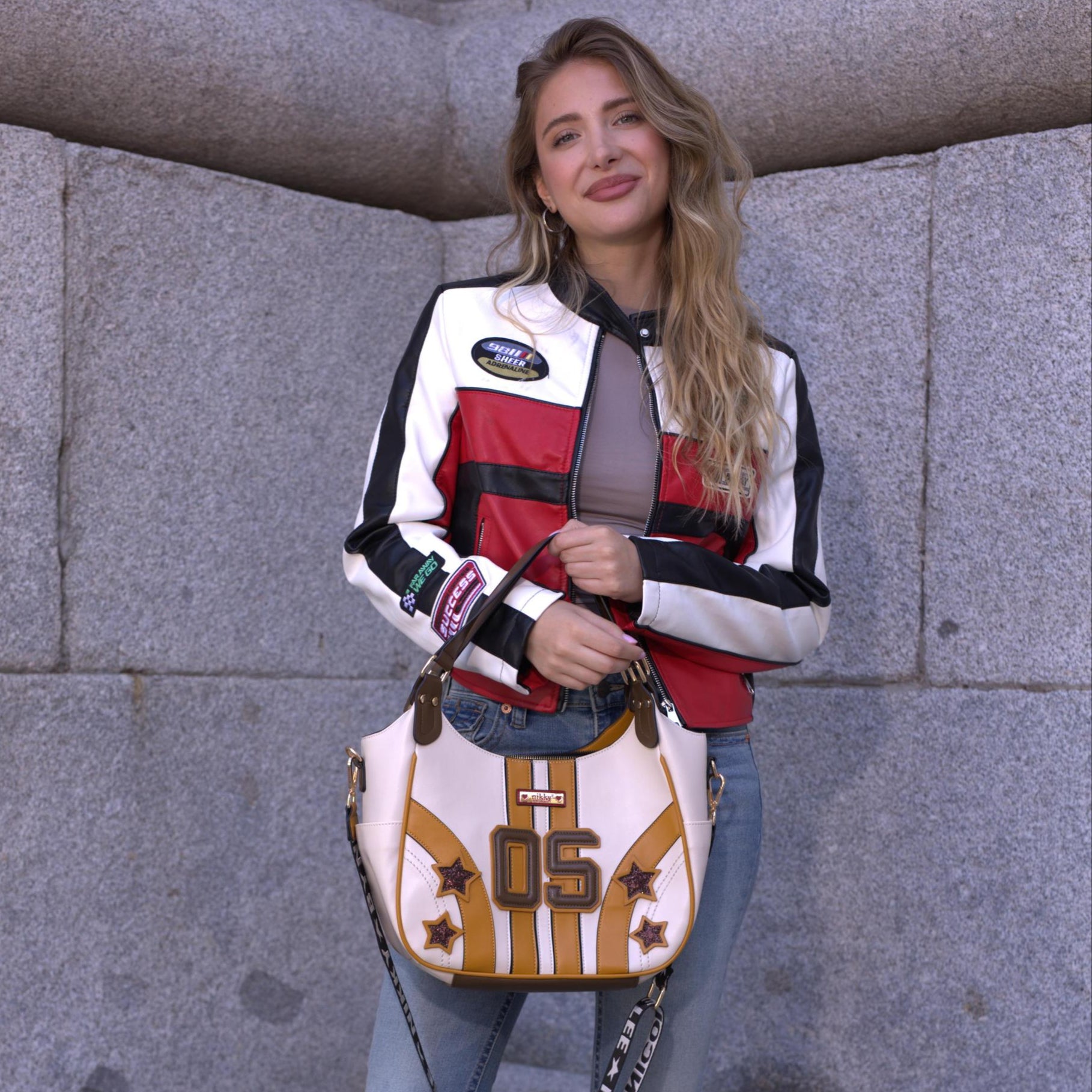 BOLSO HOBO VARSITY (BEIGE)