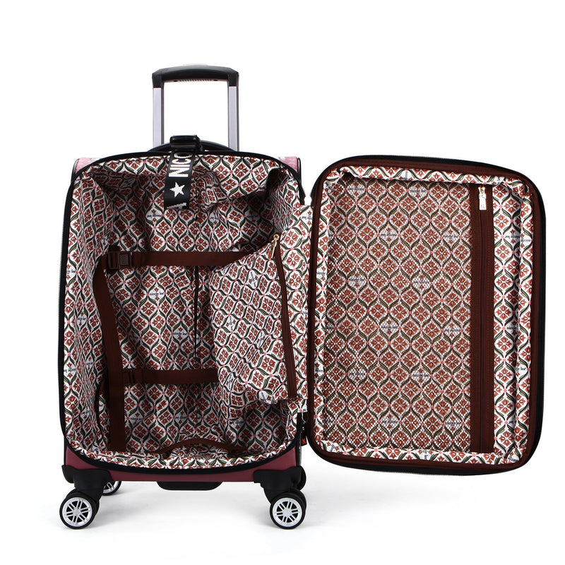 CABIN SUITCASE <tc><tc>Lady in black</tc></tc>