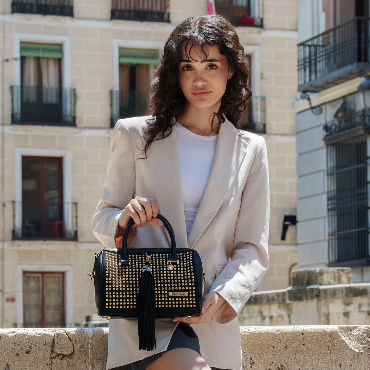 BOLSO BOSTON GLAM CON TACHUELAS (MARRON)