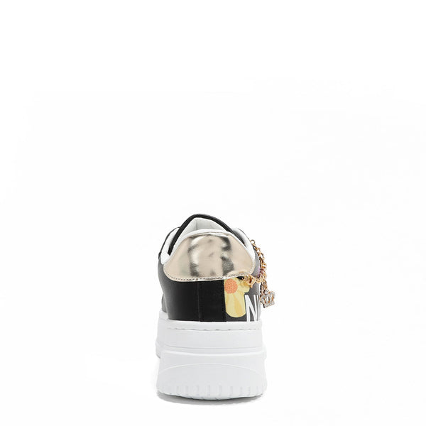 Sneakers with fashion charges