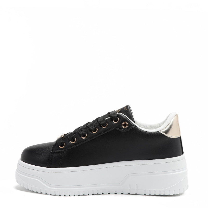 Sneakers with fashion charges