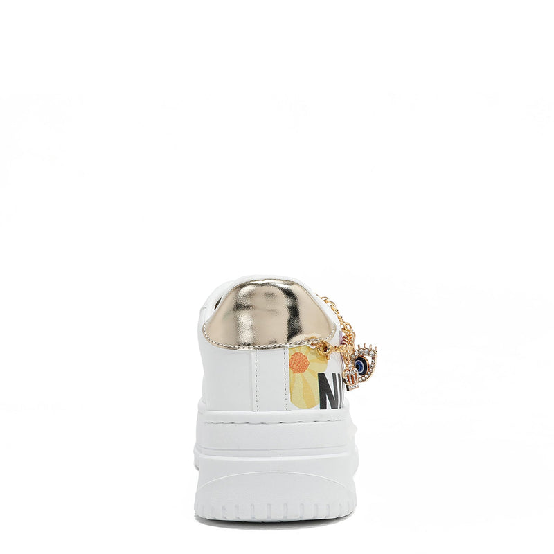 Sneakers with fashion charges